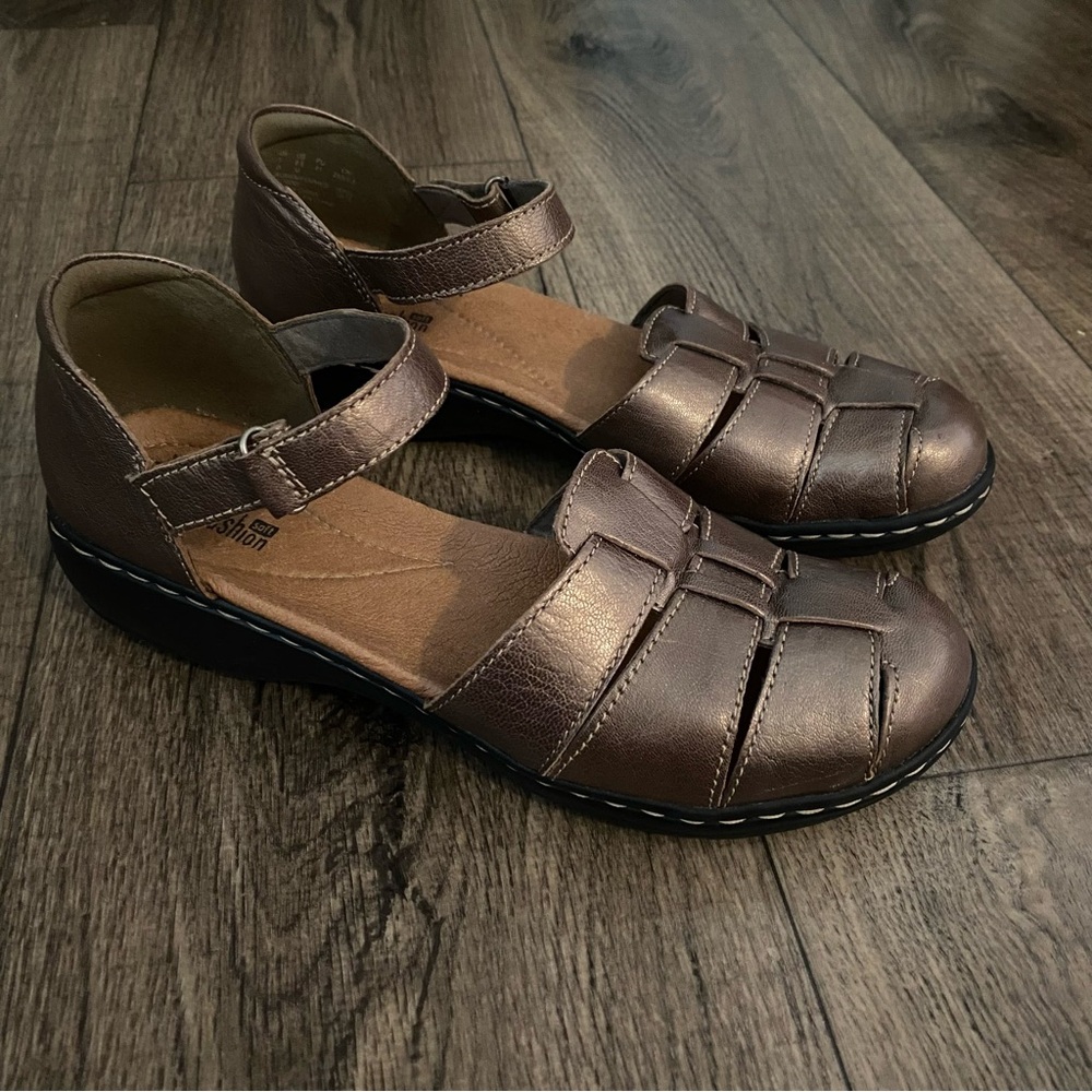 Clarks Collection Sandals Womens 9.5 N Gladiator Gold Leather Round Toe Casual